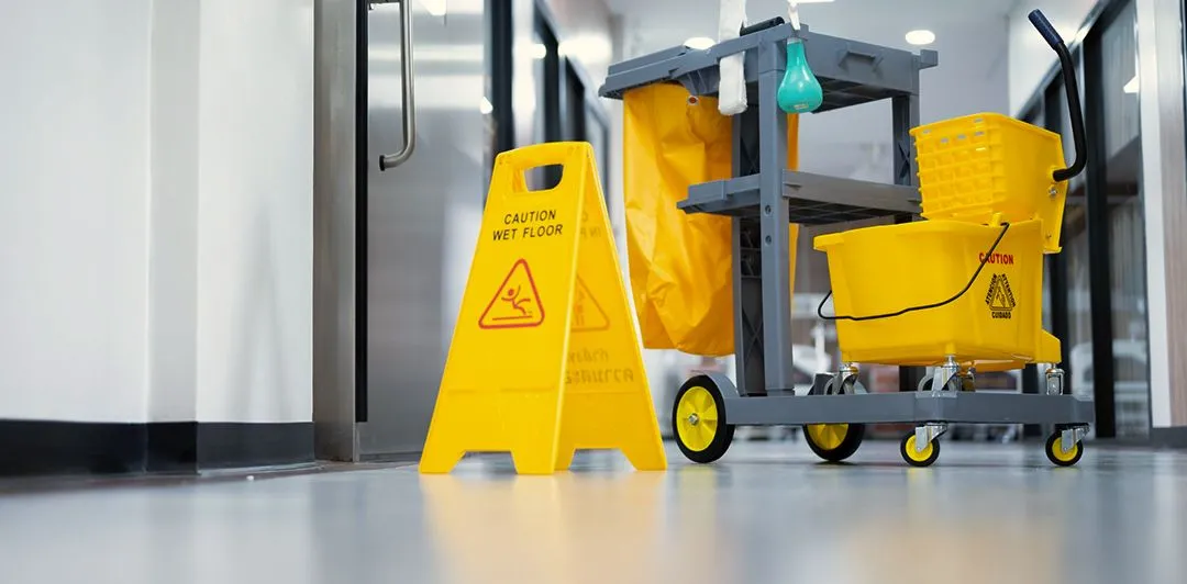 Процесс мытья помещения