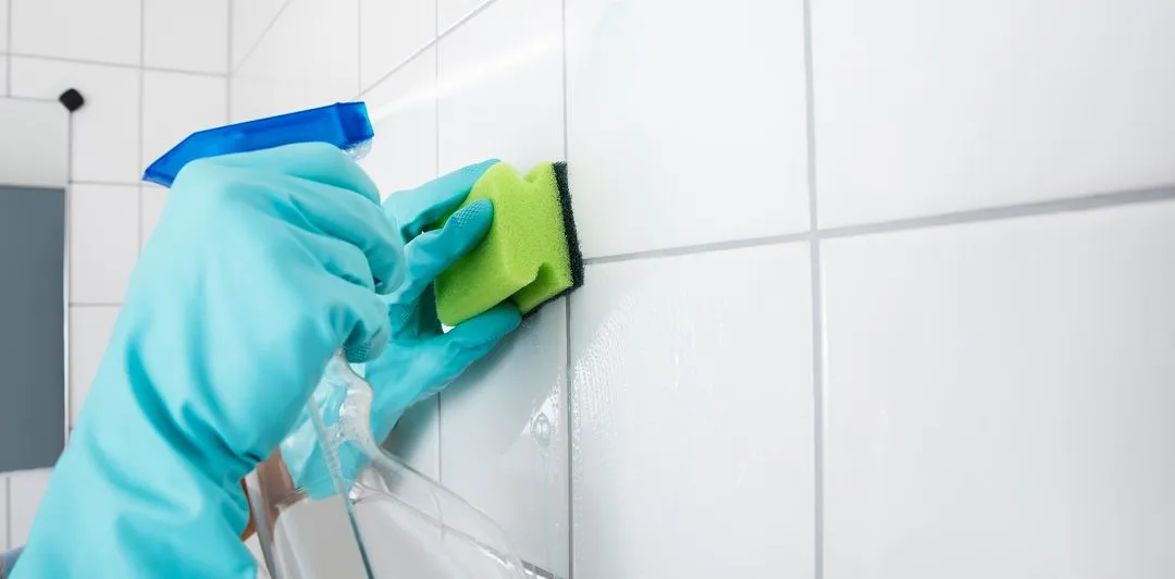 Процесс мытья помещения